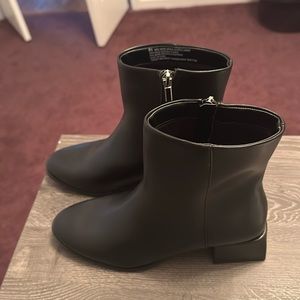 Women’s size 6 & 1/2 Emmy dress boots